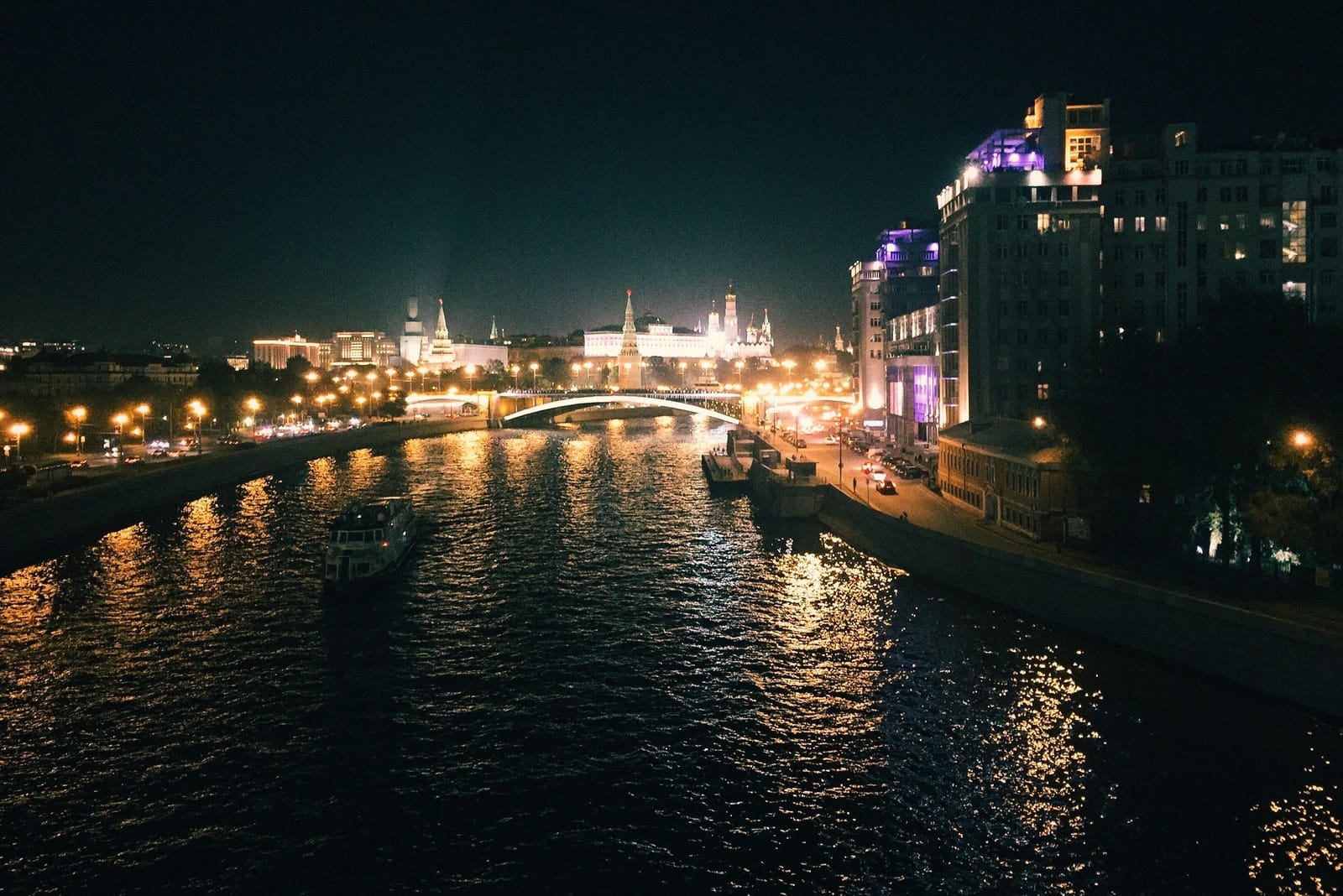 Вечерний вид с Патриаршего моста на Москву-реку
