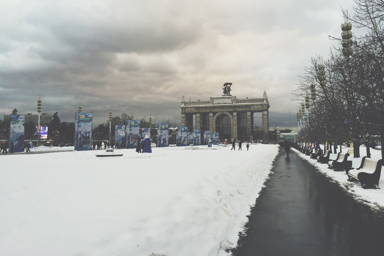 Главная аллея ВДНХ зимой