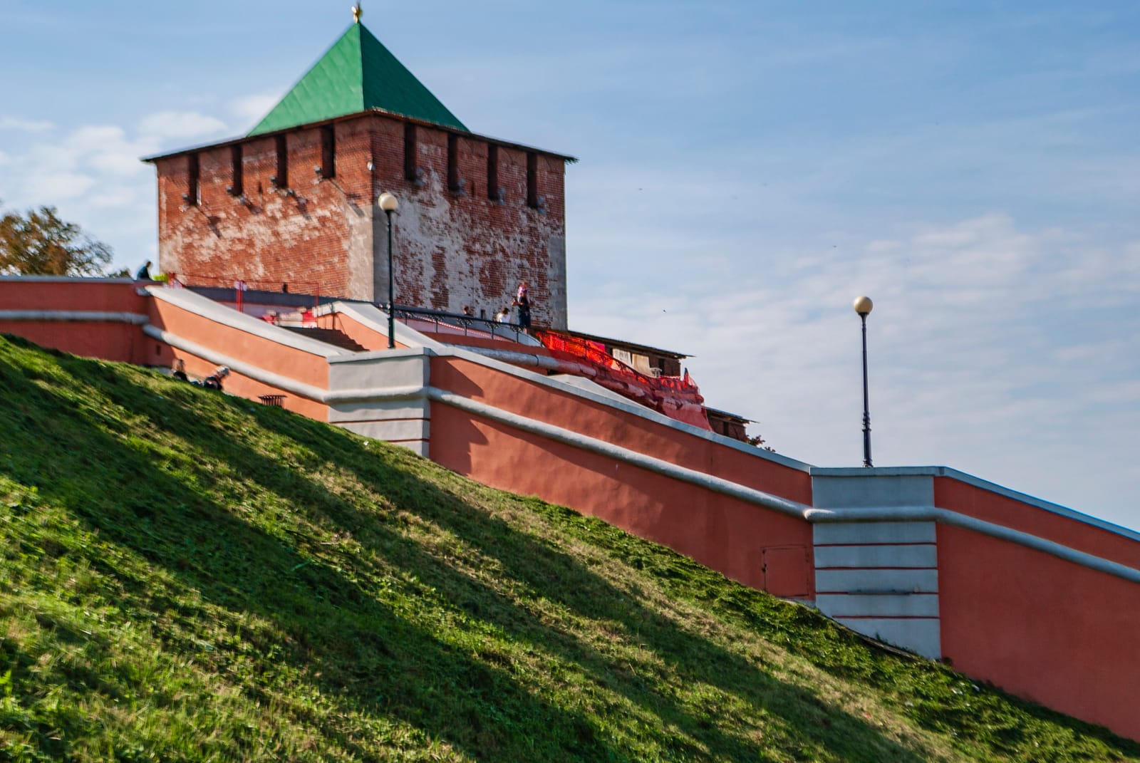Георгиевская башня Нижегородского кремля и Чкаловская лестница на склоне