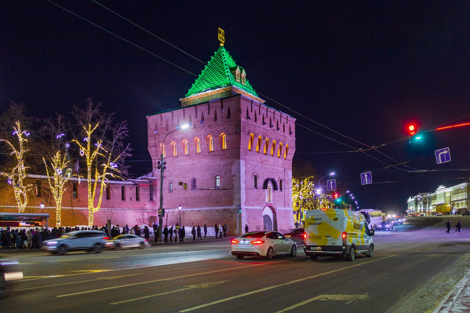 Дмитриевская башня Нижегородского кремля зимним вечером