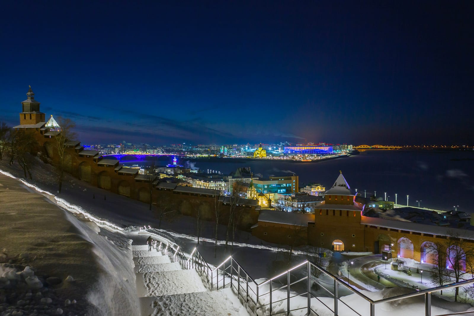 Заснеженная лестница вдоль стены Нижегородского кремля вечером