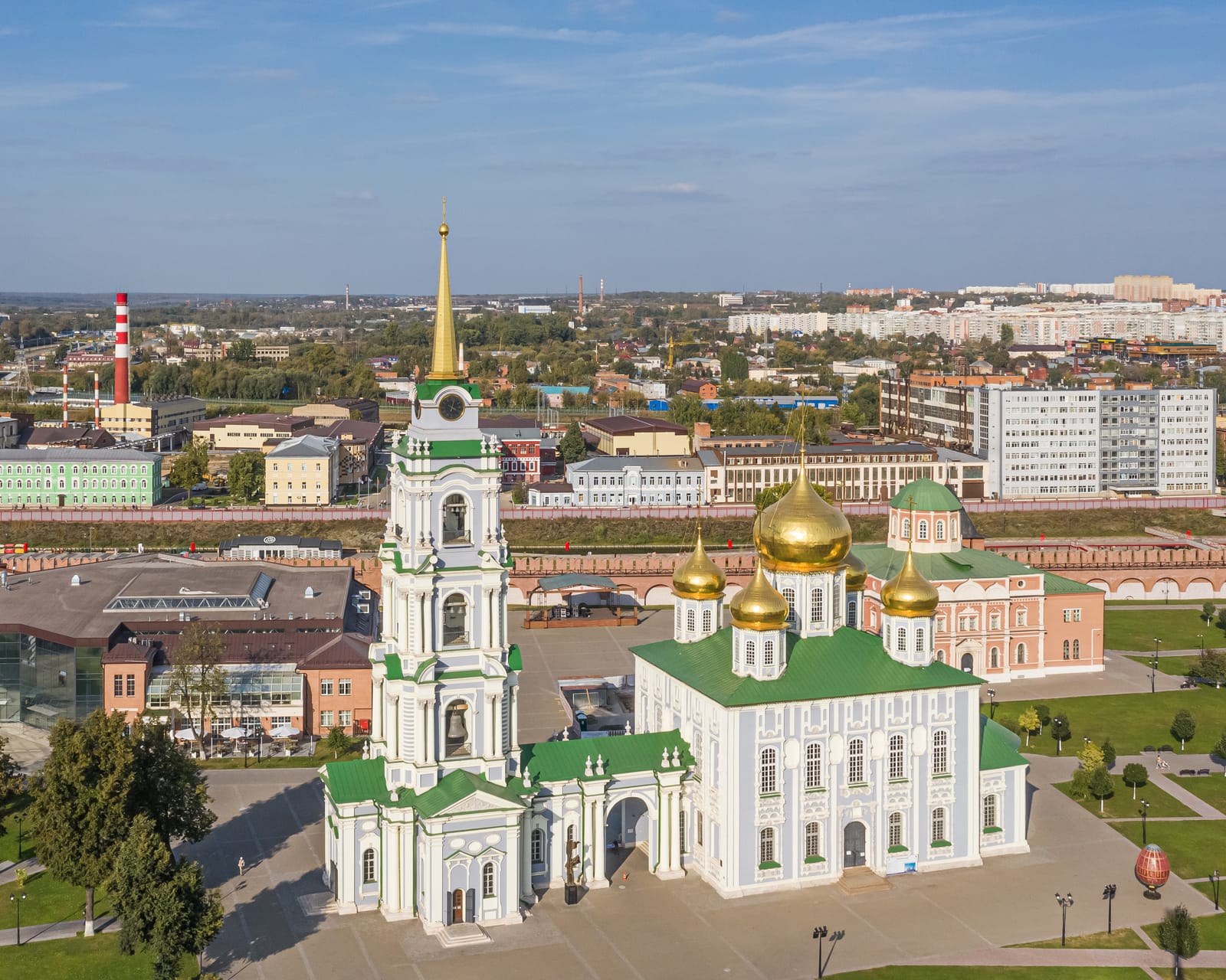 Тульский кремль сверху: Успенский собор и колокольня